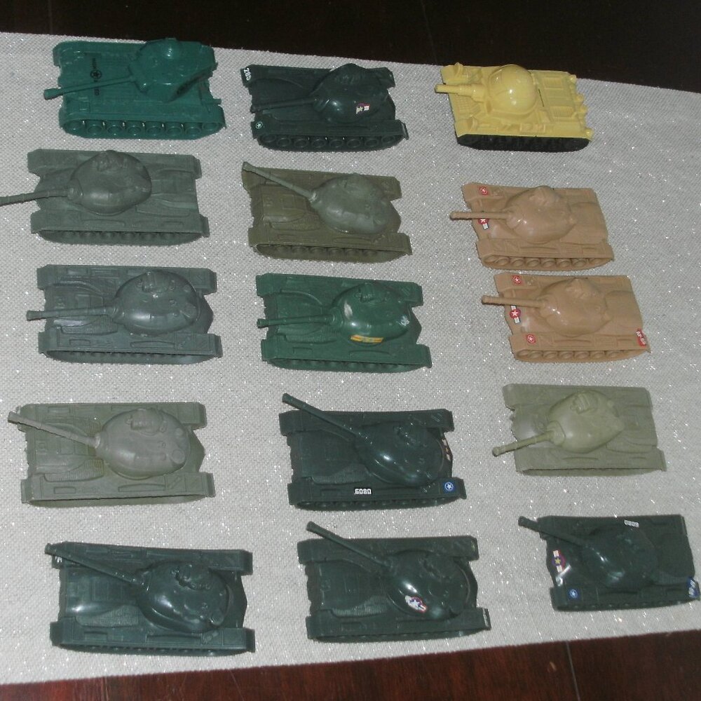 SET of 15 Collectible Toy Plastic Army Tanks each 5" Green Yellow & Tan - Picture 2 of 10